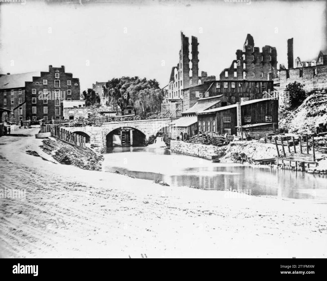 The American Civil War, 1861 - 1865 Ruined buildings at the riverside in Richmond, Virginia, capital of the Confederacy which fell to General Ulysses Grant's Union Army on 2 April 1865. Stock Photo