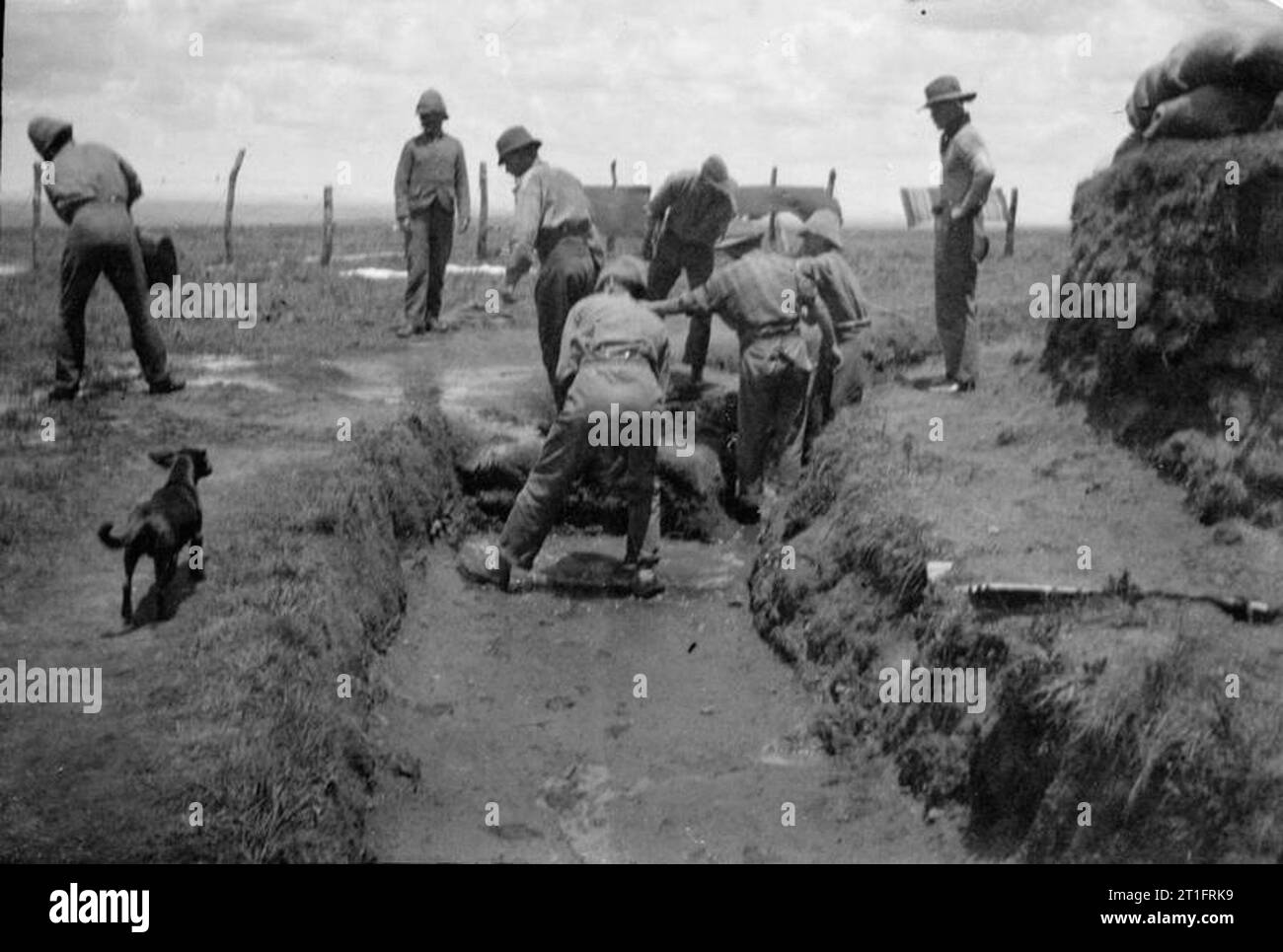 The Second Boer War, 1899-1902 Soldiers of the 1st Battalion, Gordon Highlanders (possibly) digging trenches. Stock Photo