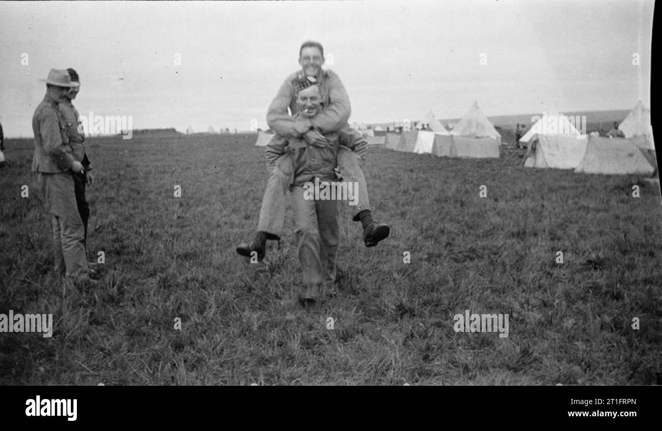 The Second Boer War, 1899-1902 Soldiers of one of the Scottish regiments (Gordon Highlanders ?) doing a piggy bank race in their camp. Stock Photo