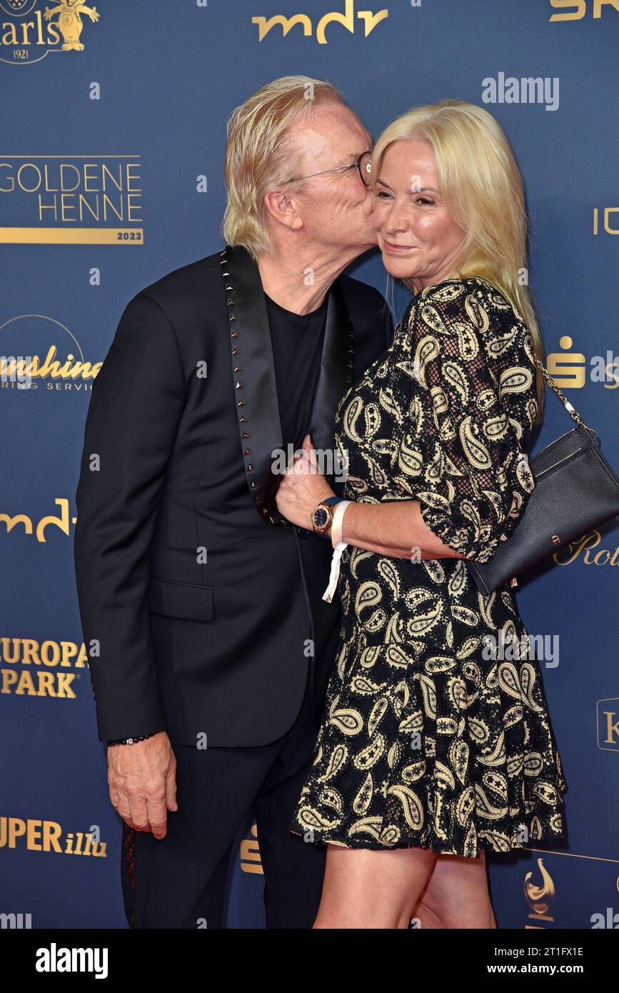 Wolfgang Lippert mit Ehefrau Gesine Lippert bei der VERLEIHUNG DER GOLDENEN HENNE 2023 in der Media City in Leipzig am 13.10.2023 - Roter Teppich *** Wolfgang Lippert with wife Gesine Lippert at the AWARD OF THE GOLDEN HEN 2023 in the Media City in Leipzig on 13 10 2023 Red Carpet Stock Photo