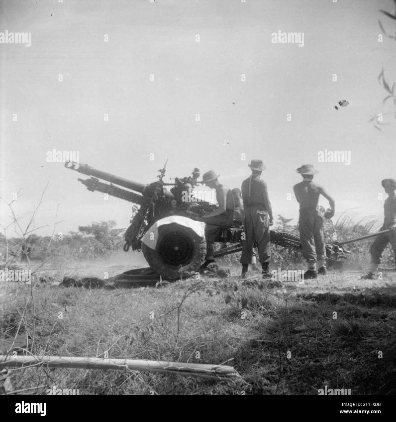 The British Occupation of Java A 25 pounder field gun of the Berkshire Yeomanry prepares to open fire near Surabaya (Soerabaja). Here the Berkshires provided artillery support to Indian infantry holding the perimeter line around the town. Stock Photo