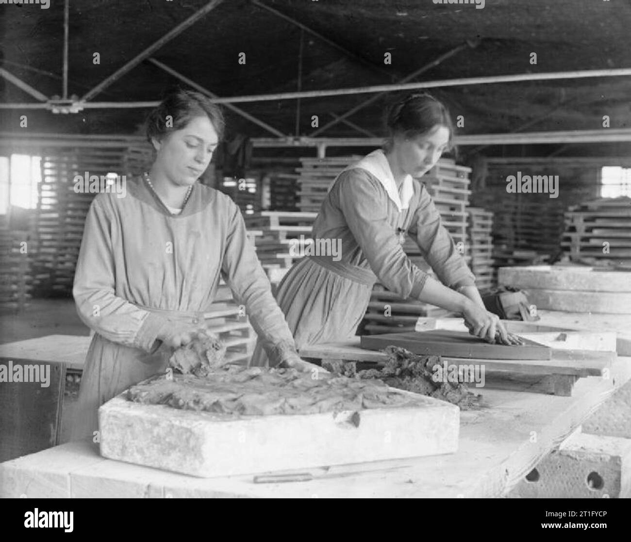 Industry during the First World War- Leicestershire Female workers mould and finish plates for vibrating pans used in the production of gun cotton at the Hathern Station Brick and Terracotta Company Ltd, Hathern, Leicestershire, in September 1918. Stock Photo