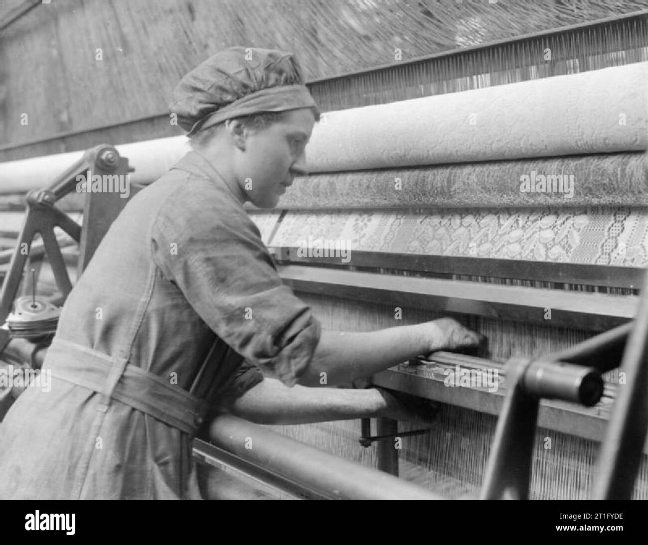 Industry during the First World War- Leicestershire A female worker attaches thread to a lace curtain machine in a Nottingham factory in September 1918. Stock Photo