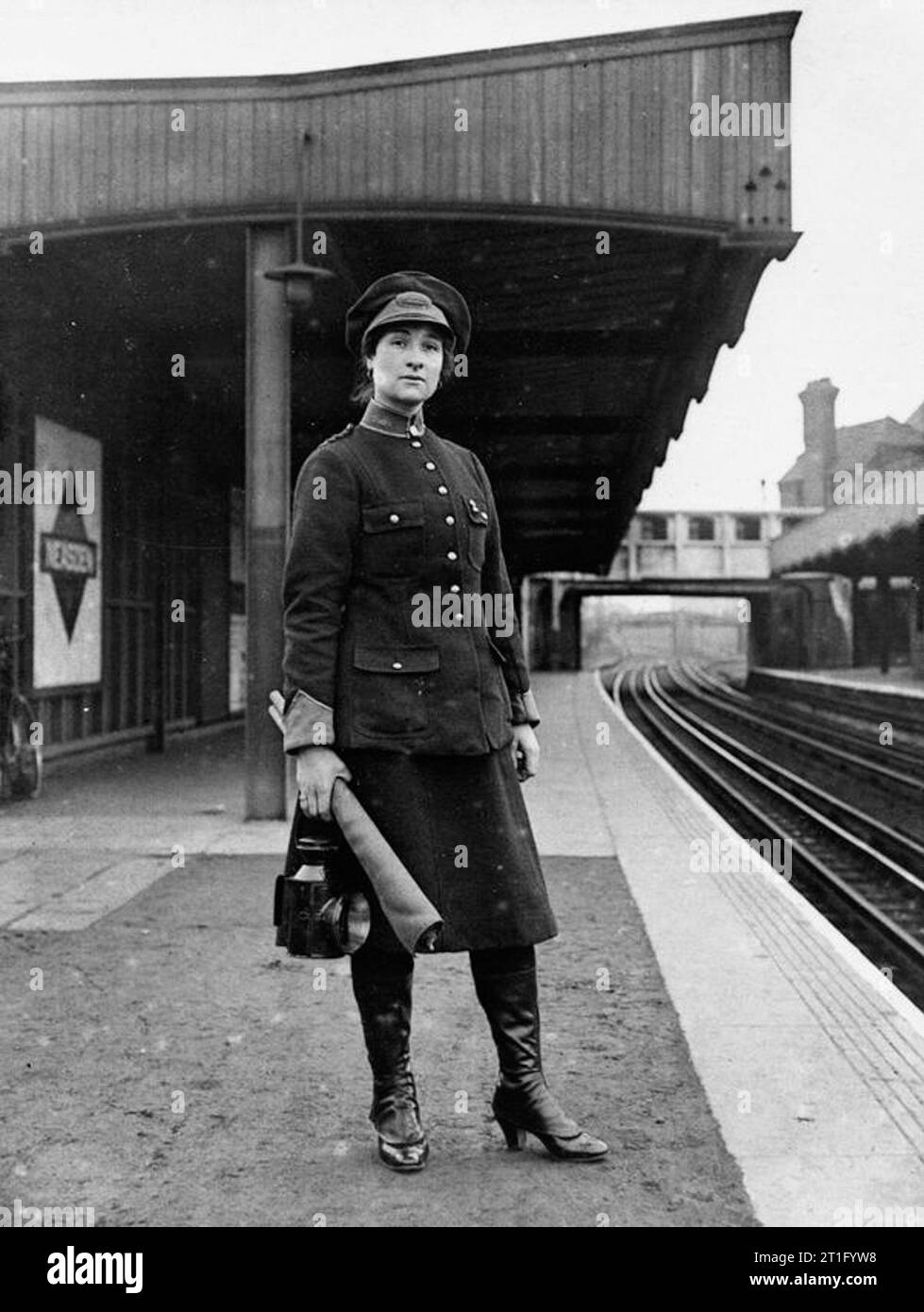 Women at work during first world war hi-res stock photography and ...