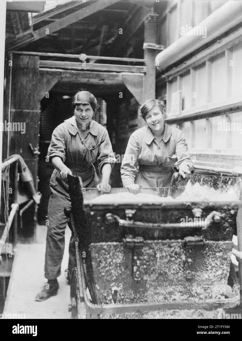 Women in the First World War Industry, Transport and Agriculture: Two girls pushing bogies full of granulated sugar at the refinery of H Y Tate. Stock Photo