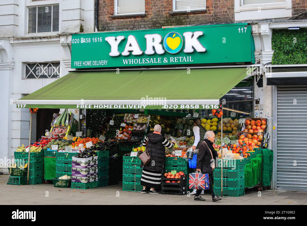 North London, UK. 13th Oct, 2023. Shops, businesses and organisations in the largely Jewish areas of Golders Green, face heightened security due to the ongoing conflict between Israel and Palestine, following the Hamas attacks and counter reactions by Israeli forces in Gaza. Credit: Imageplotter/Alamy Live News Stock Photo