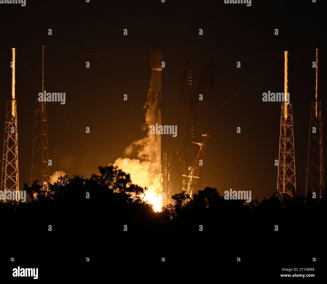 A SpaceX Falcon 9 rocket launches 22 Starlink satellites on mission "6 ...