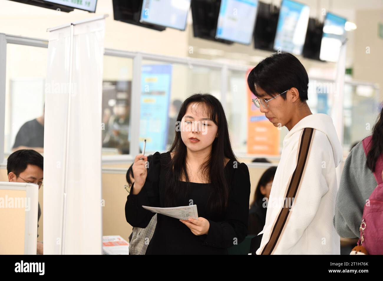 College students consult and look for jobs at Southeast University's Autumn 2023 Offline 