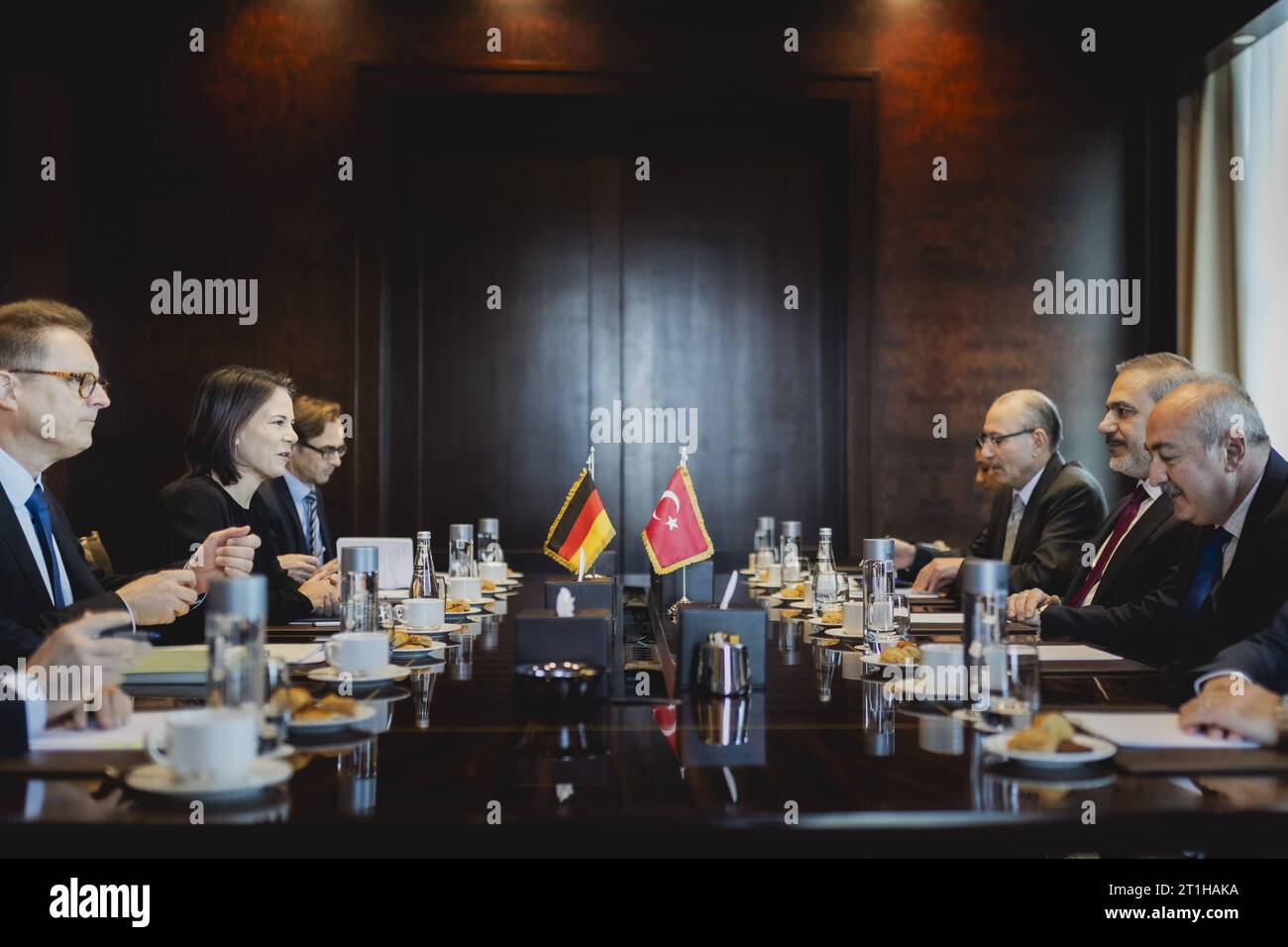 L-R Annalena Baerbock Buendnis 90/Die Gruenen, Bundesaussenministerin, und Hakan Fidan, Aussenminister der Tuerkei, aufgenommen im Rahmen eines gemeinsamen Treffens in Kairo, 14.10.2023. Baerbock reiste nach ihrem Besuch in Israel kurzfristig weiter nach Aegypten, um Gespraeche ueber die politische Situation in Israel zu sprechen. Vor einer Woche wurde Israel von Terroristen der Hamas ueberfallen, woraufhin ueber 1.300 Menschen ums Leben kamen. Kairo Aegypten *** L R Annalena Baerbock Buendnis 90 Die Gruenen, German Foreign Minister, and Hakan Fidan, Foreign Minister of Turkey, recorded durin Stock Photo