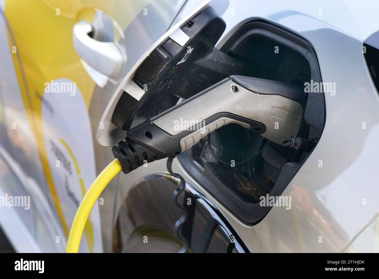 Autobatterie laden hi-res stock photography and images - Alamy