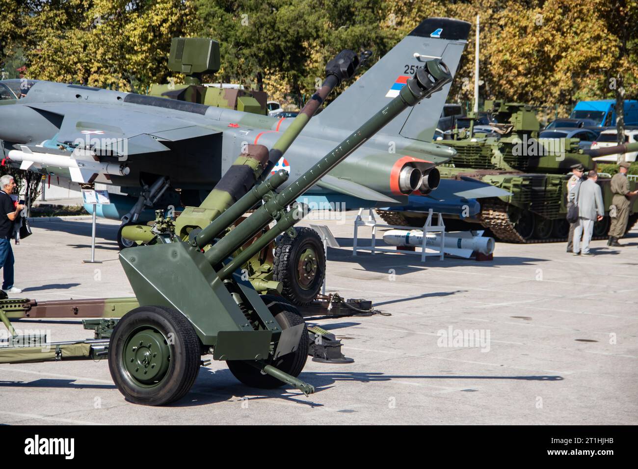 Artillery antitank and anticraft howitzer with large caliber, exposed ...