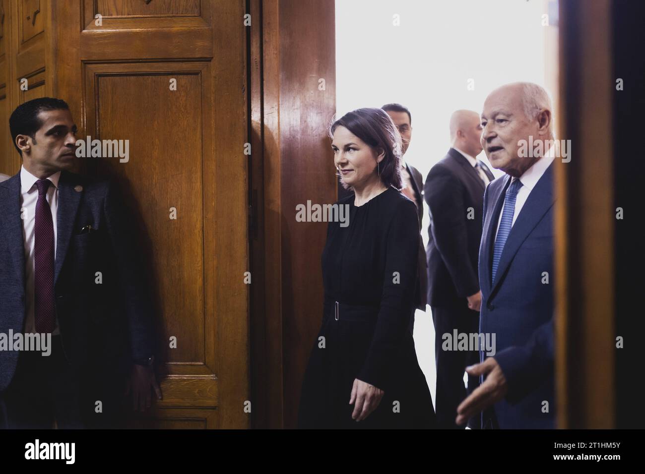 L-R Annalena Baerbock Buendnis 90/Die Gruenen, Bundesaussenministerin, und Ahmed Aboul Gheit, Generalsekretaer der Arabischen Liga, aufgenommen im Rahmen eines gemeinsamen Treffens in Kairo, 14.10.2023. Baerbock reiste nach ihrem Besuch in Israel kurzfristig weiter nach Aegypten, um Gespraeche ueber die politische Situation in Israel zu fuehren. Vor einer Woche wurde Israel von Terroristen der Hamas ueberfallen, woraufhin ueber 1.300 Menschen ums Leben kamen. Kairo Aegypten *** L R Annalena Baerbock Buendnis 90 Die Gruenen, German Foreign Minister, and Ahmed Aboul Gheit, Secretary General of Stock Photo