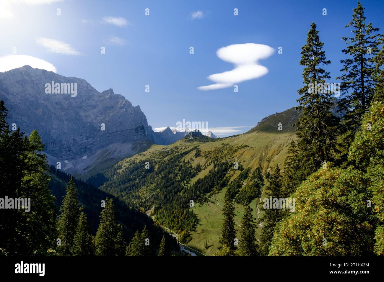 Landschaft im Karwendel mit mit schöner Wolkenformation Stock Photo