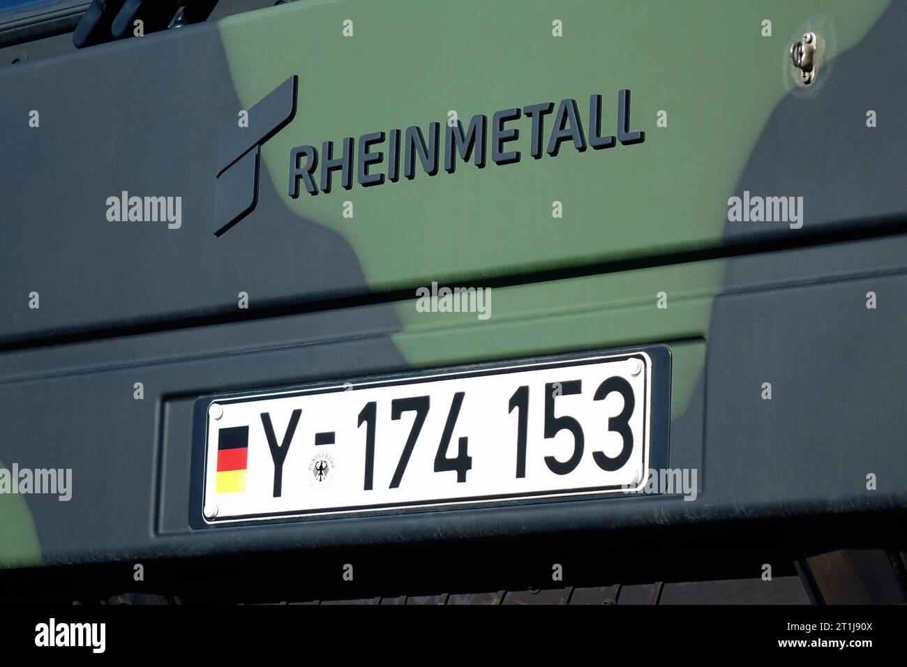 Bundeswehrfahrzeug von Rheinmetall mit Autokennzeichen Bundeswehrfahrzeug von Rheinmetall mit Autokennzeichen, 23.09.2023, Beelitz, Brandenburg, Alle Fahrzeuge der Bundeswehr sind mit einem Ypsilon versehen. *** Bundeswehr vehicle from Rheinmetall with license plate Bundeswehr vehicle from Rheinmetall with license plate, 23 09 2023, Beelitz, Brandenburg, All vehicles of the Bundeswehr are marked with a Ypsilon Stock Photo