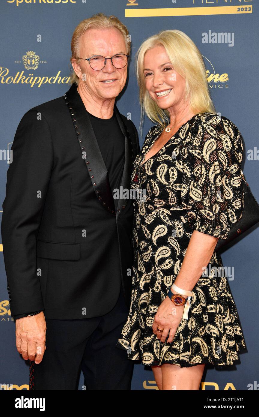 Wolfgang Lippert mit Ehefrau Gesine Lippert bei der 29. Verleihung der Goldenen Henne 2023 im Studio 3 der Media City des MDR. Leipzig, 13.10.2023 *** Wolfgang Lippert with wife Gesine Lippert at the 29 award ceremony of the Golden Hen 2023 in Studio 3 of the Media City of MDR Leipzig, 13 10 2023 Foto:xN.xKubelkax/xFuturexImagex henne 3274 Credit: Imago/Alamy Live News Stock Photo