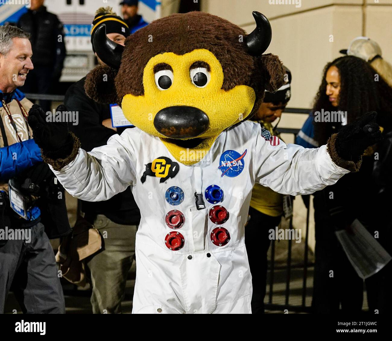 Boulder, CO, USA. 13th Oct, 2023. Colorado mascot Chip the Buffalo is dressed up in a astronaut suit before the football game between Colorado and Stanford in Boulder, CO. Derek Regensburger/CSM/Alamy Live News Stock Photo