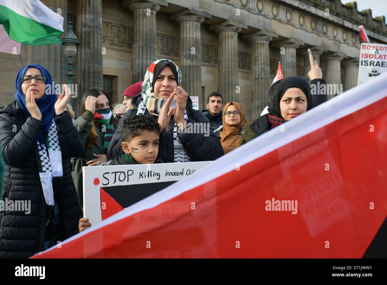 Edinburgh Scotland, UK 14 October 2023. Hundreds take part in the