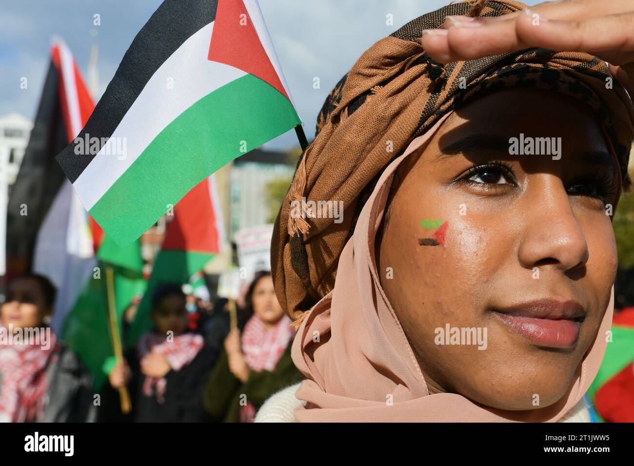 Edinburgh Scotland, UK 14 October 2023. Hundreds take part in the