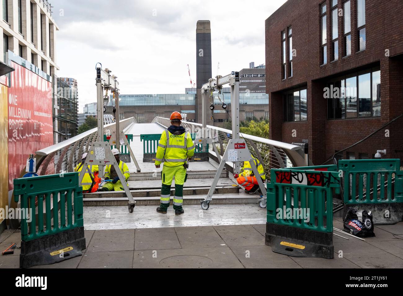 London, UK.  14 October 2023.  Workmen beginning repairs as the Millennium Bridge closes for maintenance.  City Bridge Foundation, a charity that looks after London's major Thames crossings, says that a layer of membrane has started to degrade and needs replacing.  Repairs will take three weeks.  Credit: Stephen Chung / Alamy Live News Stock Photo