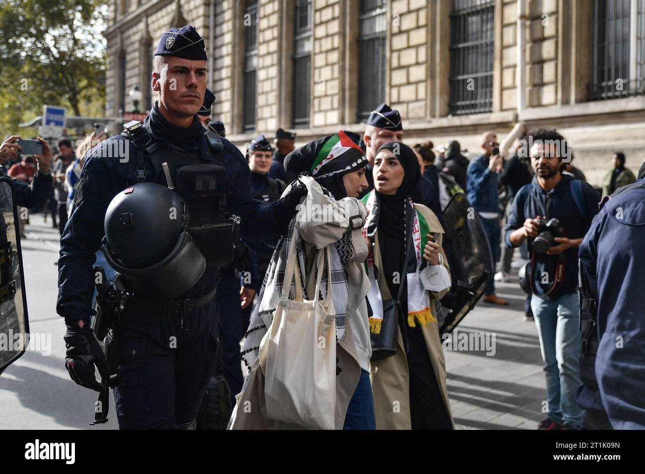 Paris, France. 14th Oct, 2023. Riot police arrest protesters during a ...
