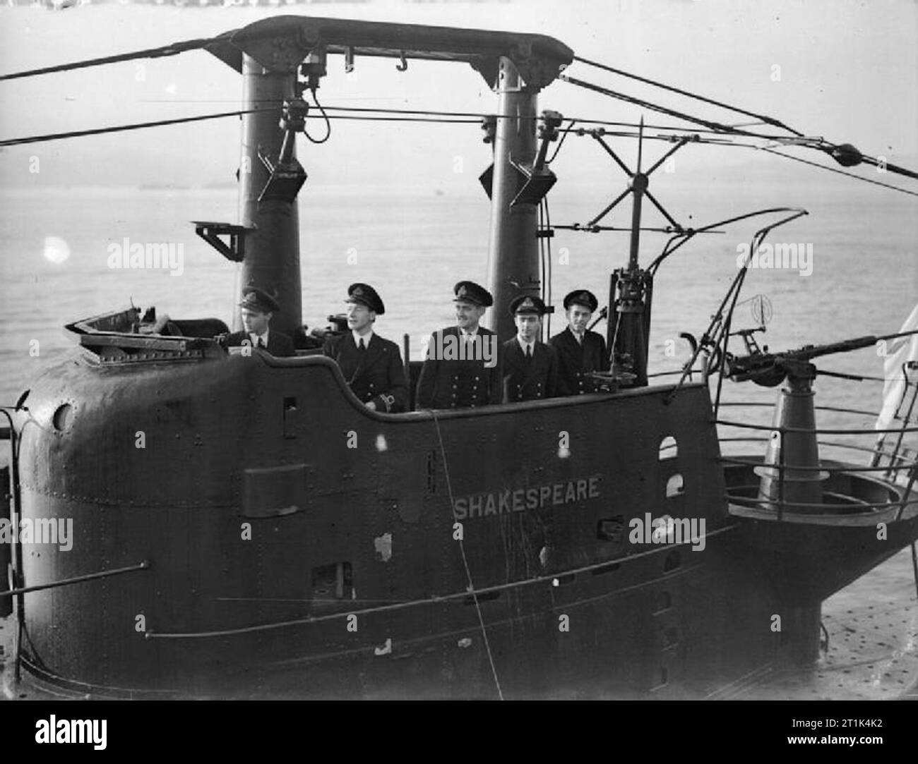 The Royal Navy Durng the Second World War HMS/M SHAKESPEARE returning to Devonport after 19 months operational activity in the Mediterranean. On the bridge of the SHAKESPEARE are, left to right: Lieutenant N D Campbell, RN, of Sevenoaks (Gunnery Officer); Lieutenant W E I Little-John, DSC, RANVR, of Melbourne, Australia (First Lieutenant); Lieutenant M F R Ainlie, DSO, DSC, RN, of Ash Vale, Surrey (Commanding Officer); Sub Lieutenant R G Pearson, RNVR, of Hitchin, Herts (Torpedo Officer); Lieutenant L H Richardson, RN, of Jersey, Channel Islands (Navigating Officer). Naval Radar: The conning t Stock Photo