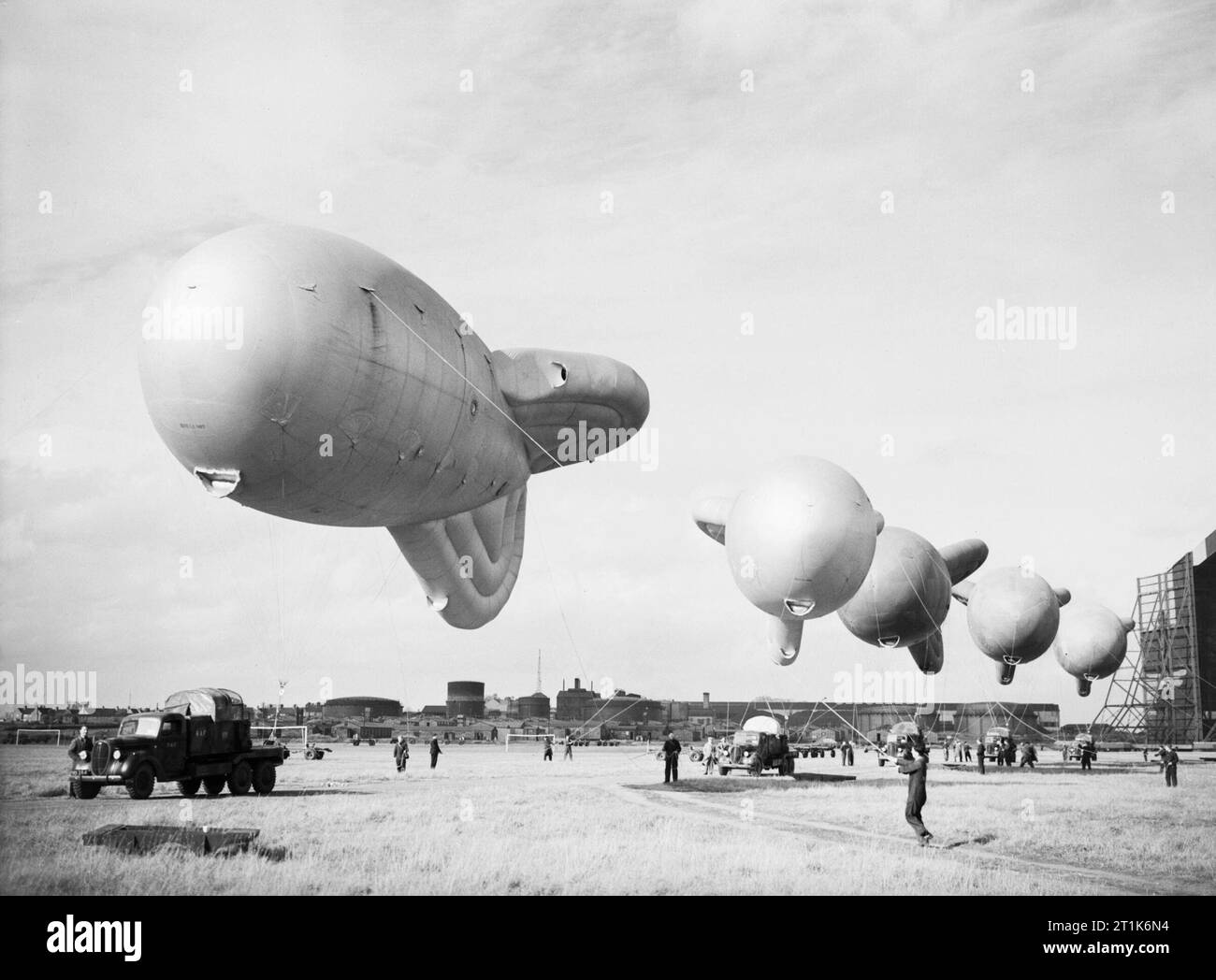 Kite balloons of No. 1 Balloon Training Unit at Cardington, October ...