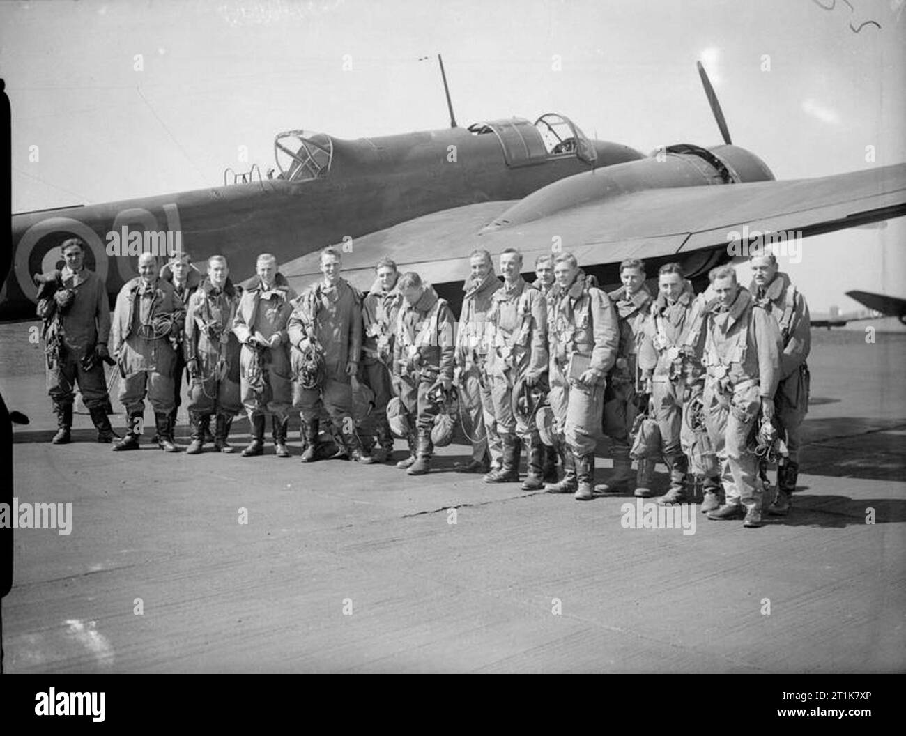 Royal Air Force Bomber Command, 1939-1941. Bomber crews of No. 83 Squadron RAF line up by a Handley Page Hampden Mark I of the Squadron at Scampton, Lincolnshire. Stock Photo