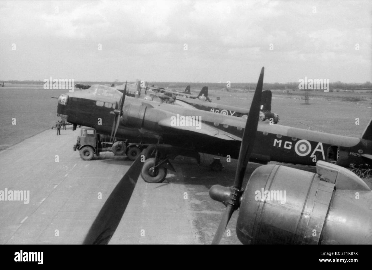 Royal Air Force Bomber Command, 1942-1945. Short Stirling B Mark Is of No. 7 Squadron RAF are refuelled on the flight line at Oakington, Cambridgeshire, prior to a night raid on Dortmund, 15 April 1942. Stock Photo