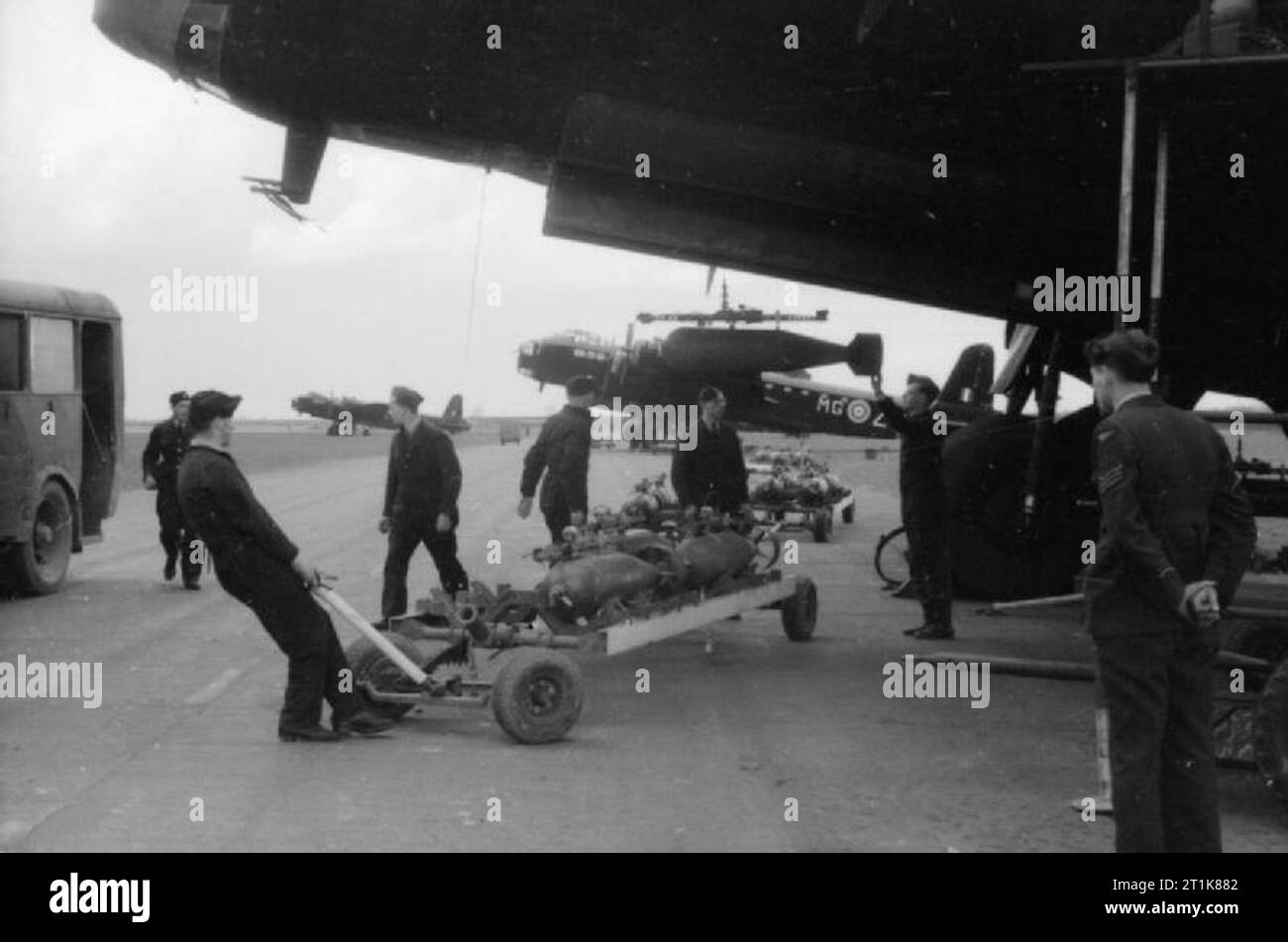 Royal Air Force Bomber Command, 1942-1945. Short Stirling B Mark Is of No. 7 Squadron RAF, taking on their load of 250-lb and 500-lb MC bombs at Oakington, Cambridge, for a night raid on Dortmund, Germany. Stock Photo