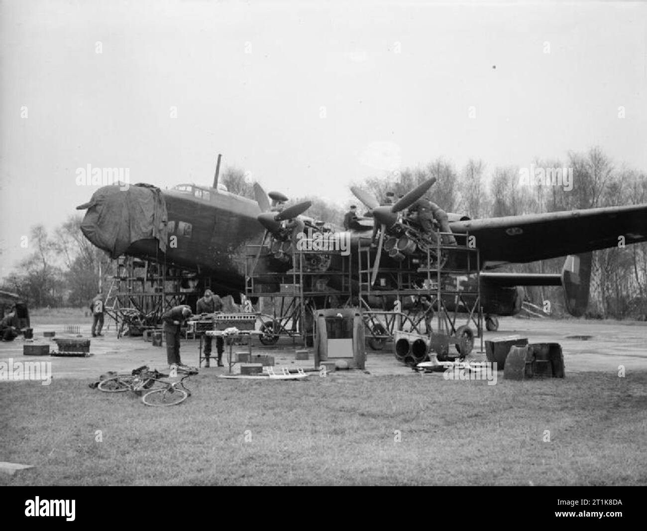 Royal Air Force Bomber Command, 1942-1945. Ground crews overhaul the Rolls-Royce Merlin XX engines of Handley Page Halifax Mark II, BB194 'ZA-E', of No. 10 Squadron RAF, in a dispersal at Melbourne, Yorkshire. Stock Photo
