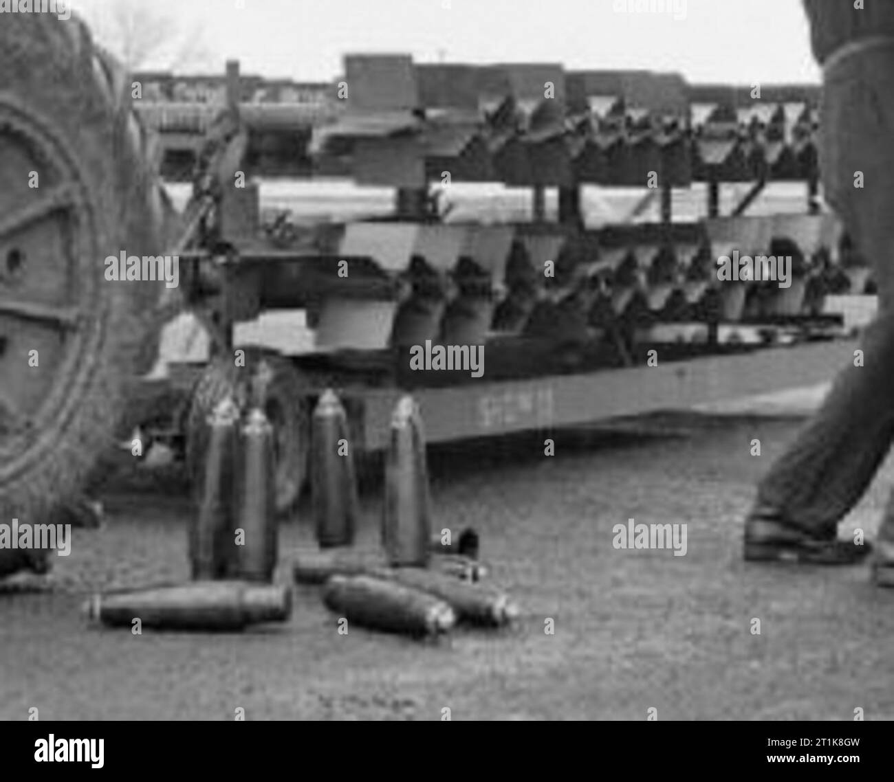 Royal Air Force Coastal Command, 19391945. Armourers fitting 25lb