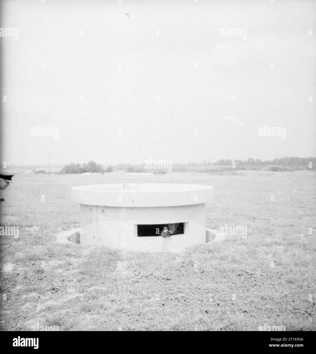 Royal Air Force Fighter Command, 1939-1945. The turret of a Pickett-Hamilton Retractable Fort, fully raised and manned by a bren-gun team of the Coldstream Guards, taken on a fighter airfield in Southern England. Stock Photo