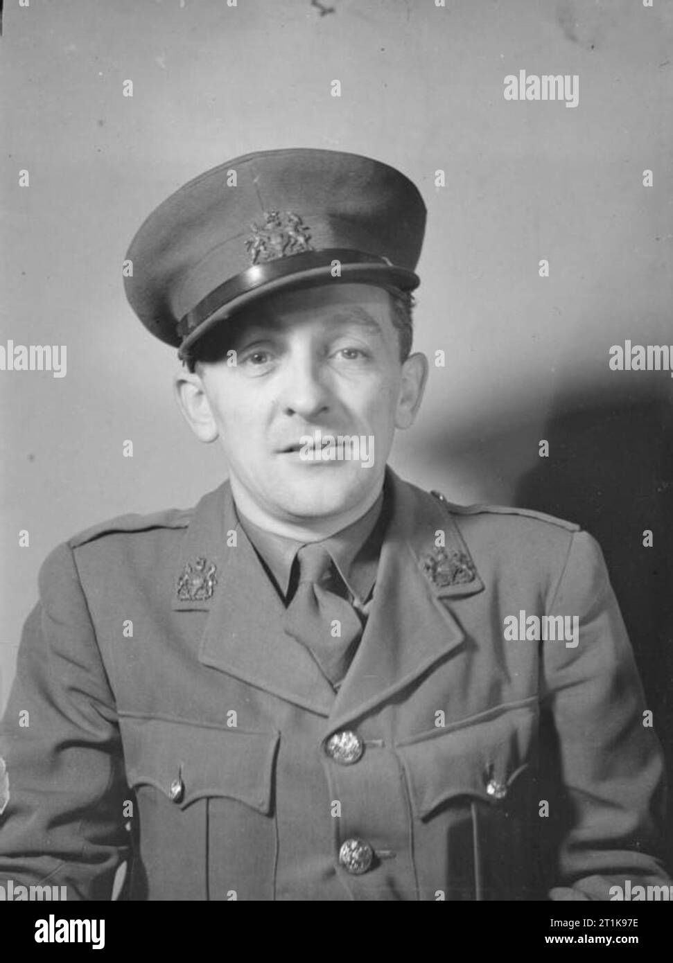 The British Army Film and Photographic Unit 1941 - 1947 Lieutenant E G Malindine, War Office Public Relations official photographer, in 1941. Lt Malindine served as one of the War Office official photographers in France, Britain and North West Europe from 1940 to 1945. During this time, he photographed numerous key events, including the Dunkirk evacuation in 1940, D Day, the liberation of Paris and Belsen, the German surrender to Field Marshal Montgomery and the Potsdam Conference. One of the most experienced photographers to serve with the AFPU, Malindine worked with James Jarche as a staff p Stock Photo