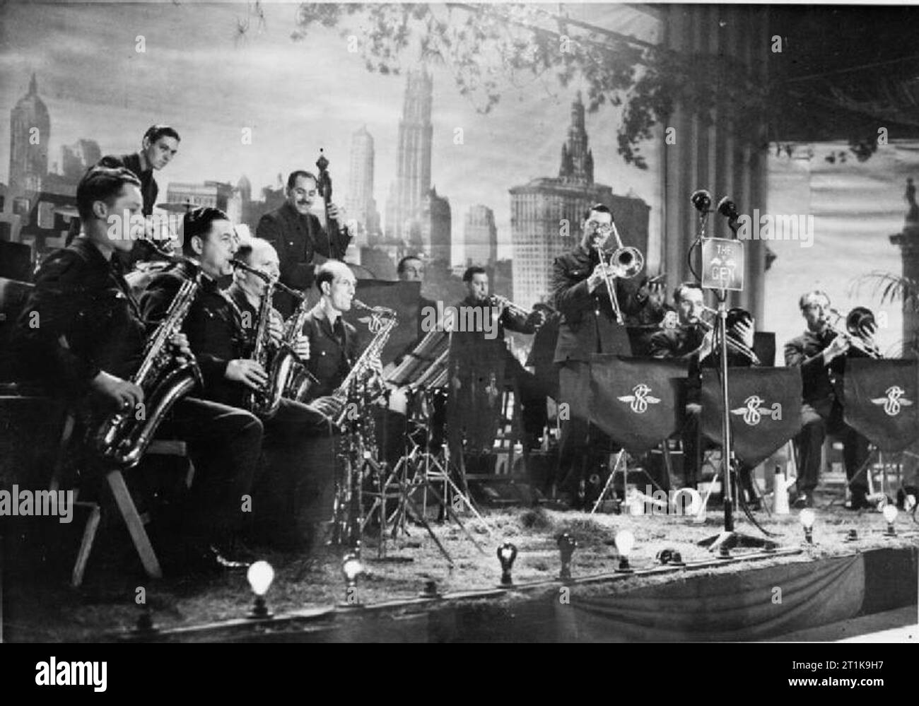 Royal Air Force Musical Services, 1939-1945. The No. 1 Balloon Centre Dance Orchestra, the 'Sky Rockets', play at Iver Heath, Buckinghamshire. Paul Fenhoulhet (standing) leads the band on trombone. Stock Photo
