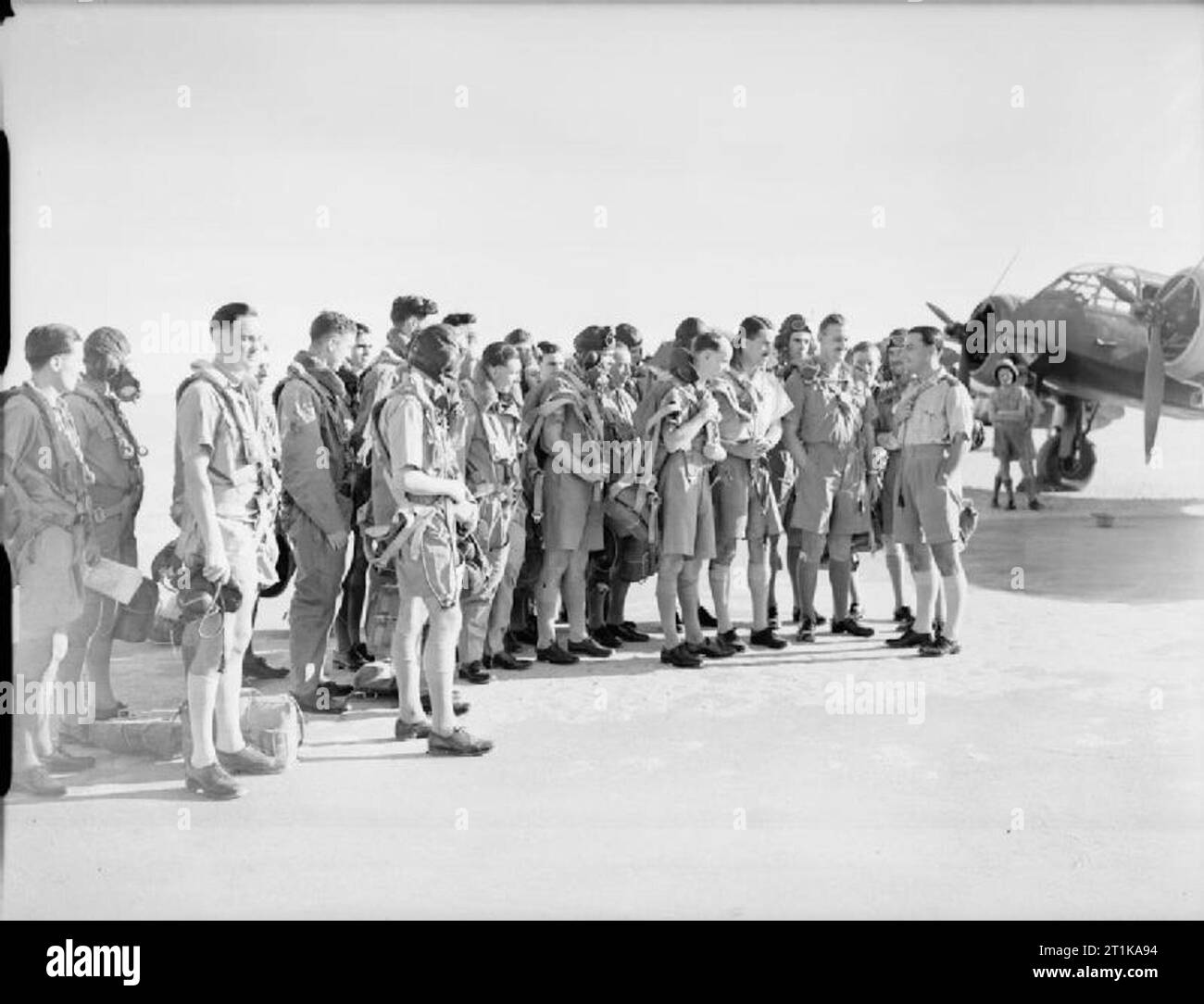 Royal Air Force Operations in the Middle East and North Africa, 1939-1943. The Commanding Officer of No. 84 Squadron RAF briefs his aircrew before a training sortie at Shaibah, Iraq. Stock Photo