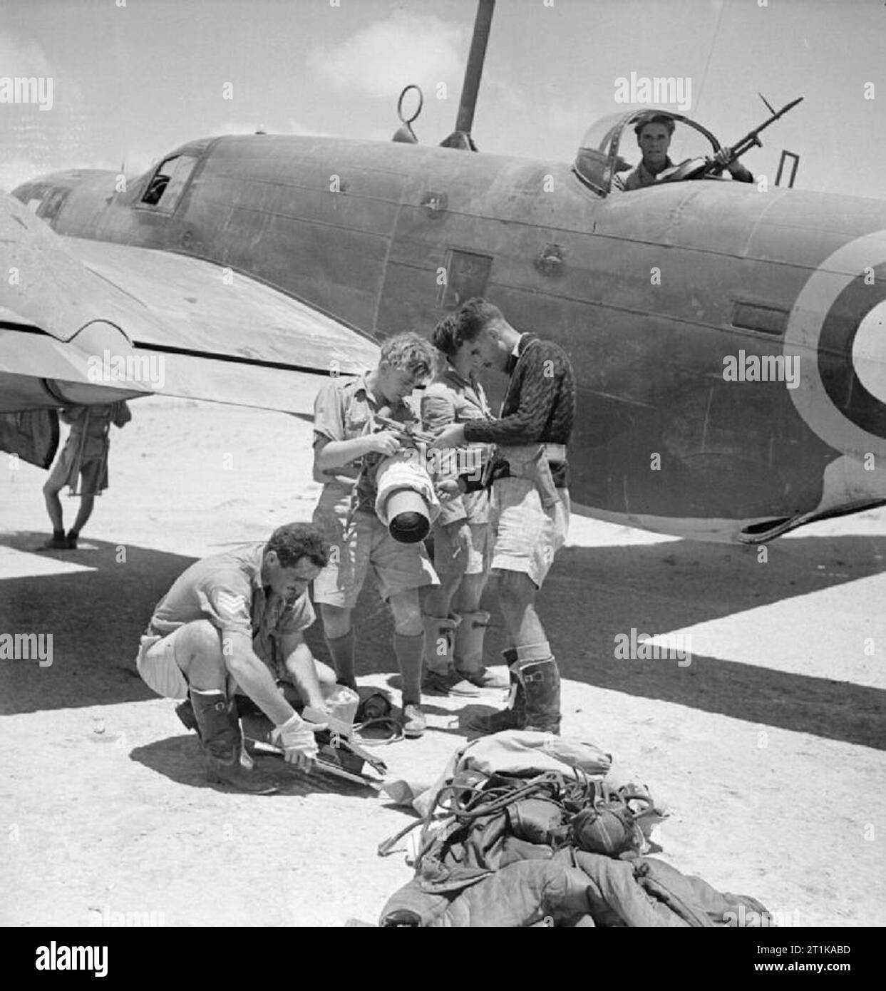 Royal Air Force Operations in the Middle East and North Africa, 1939-1943. Members of the crew of a Martin Maryland of No. 39 Squadron RAF unship a Type F.24 aerial camera from its mounting, on returning to their landing ground in the Western Desert following a photographic-reconnaissance sortie. Stock Photo