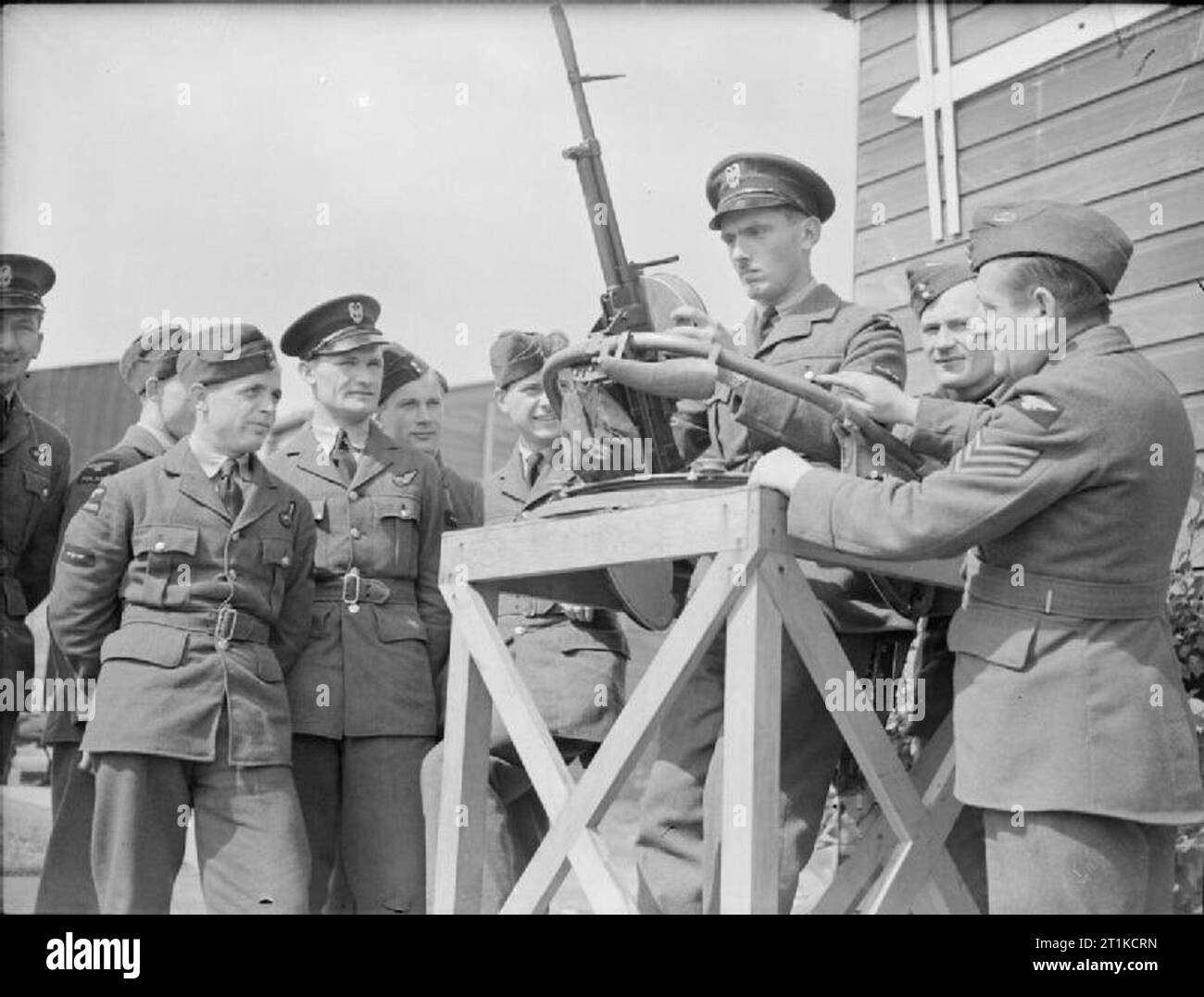 Royal Air Force- the Polish Air Force in the United Kingdom, 1939-1945. Instructor of No. 18 Operational Training Unit lectures Polish airmen on the .303 Vickers K-type gas-operated machine gun during a detachment to No. 9 Bombing and Gunnery School at Penrhos, Caernarvonshire. 18 OTU was formed from the Polish Training Unit in No. 6 Group, Bomber Command, in June 1940, to train light bomber crews for Polish operational squadrons. Stock Photo