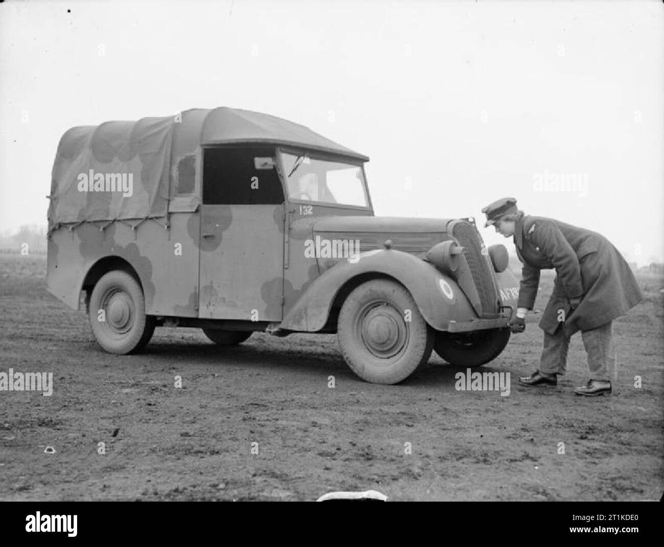 The Women's Auxiliary Air Force , 1939-1945. A WAAF driver turns the starting handle of a Standard 5-cwt van at Cardington, Bedfordshire. Stock Photo