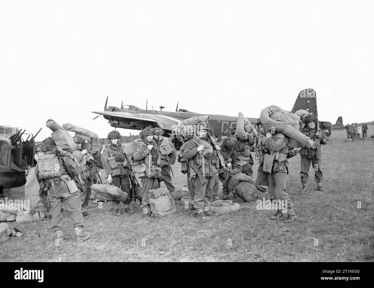 British airborne troops who have just disembarked from Stirling aircraft at Gardermoen airfield near Oslo, 11 May 1945. Troops from the British 1st Airborne Division having disembarked from Short Stirlings of No. 190 Squadron at Gardermoen airfield near Oslo, during Operation 'Doomsday 2', 11 May 1945. Stock Photo