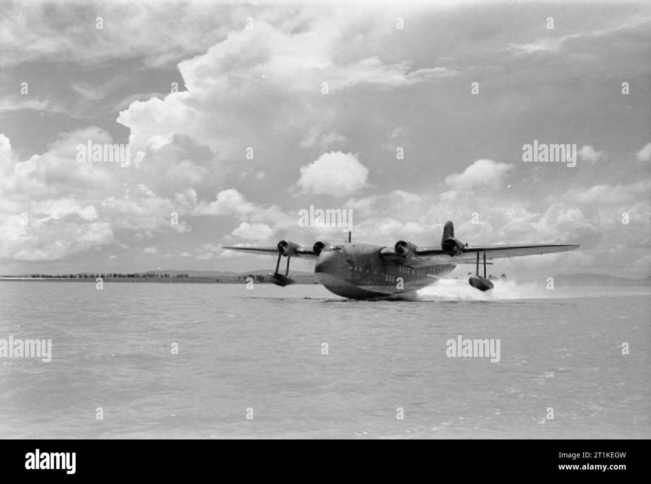 British Overseas Airways Corporation and Qantas, 1940-1945. Short S.30 'C' Class Empire Flying Boat, G-AFKZ 'Cathay', of BOAC, taking off at the Vaal Dam, BOAC's South African marine terminus and staging post. Stock Photo