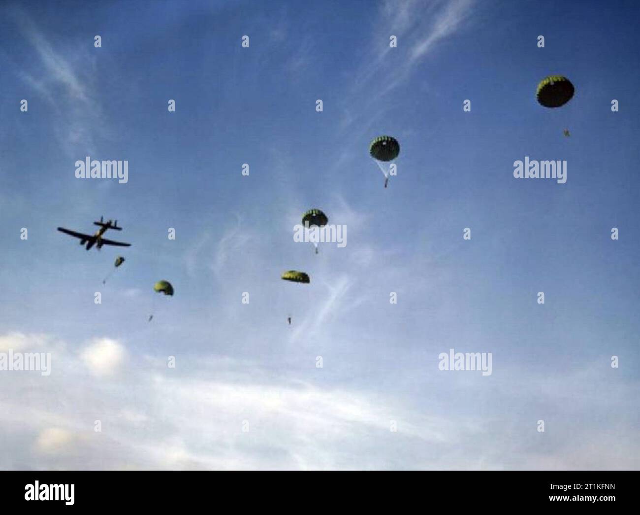 British Army paratroopers dropping from an Armstrong Whitworth Whitley of No. 295 Squadron RAF at Netheravon, Wiltshire (UK), in October 1942. Stock Photo