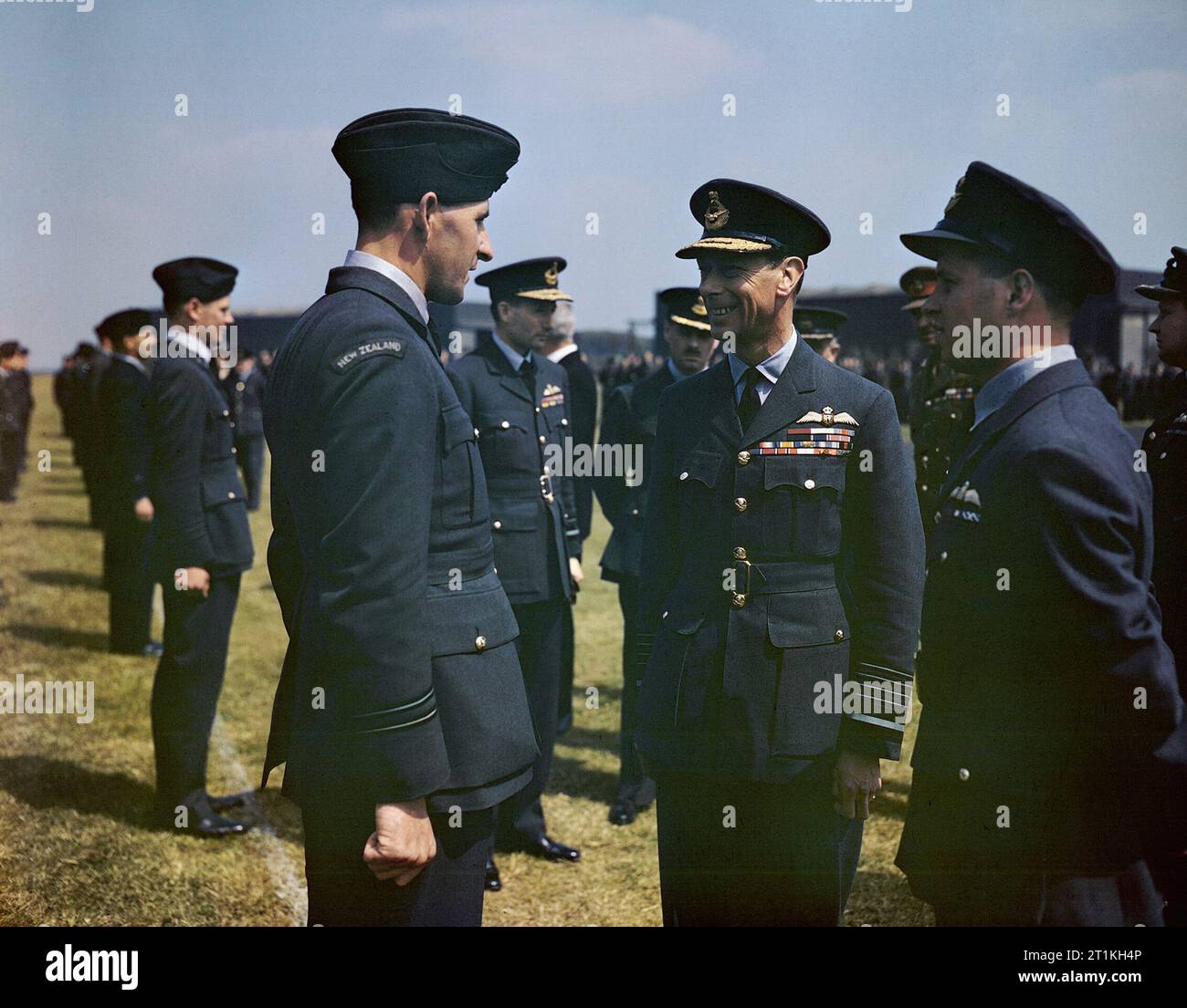 The Visit of Hm King George Vi To No 617 Squadron (the Dambusters), Royal Air Force, Scampton, Lincolnshire, 27 May 1943 The King has a word with Flight Lieutenant Les Munro from New Zealand. Wing Commander Guy Gibson is on the right and Air Vice Marshal Ralph Cochrane, Commander of No 5 Group is behind Flight Lieutenant Munro and to the right. Stock Photo