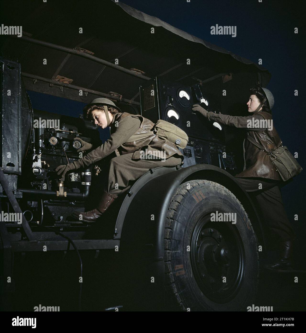 women-at-war-1939-1945-auxiliary-territorial-service-two-ats-girls