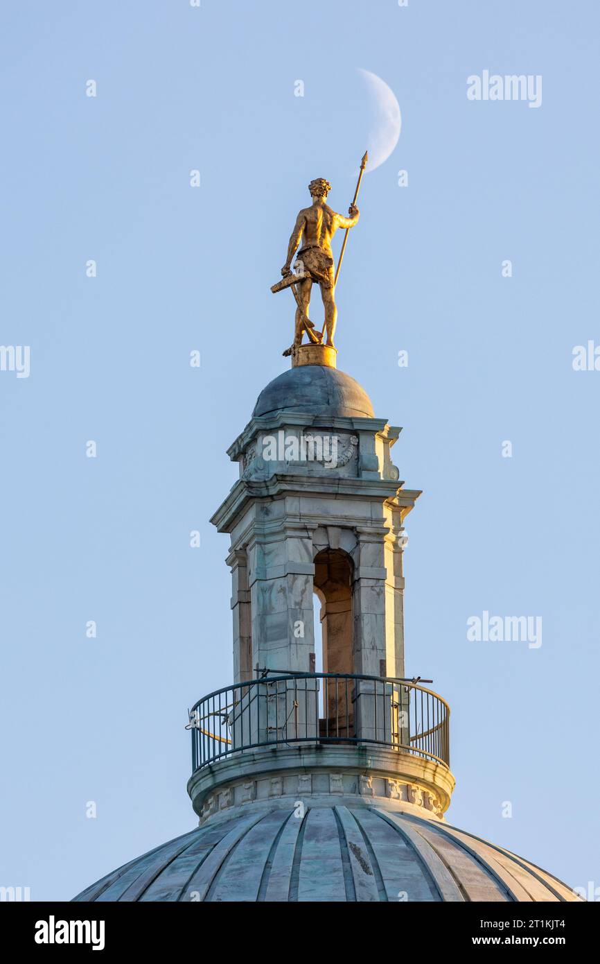 Statue on the top of the Rhode Island state capitol Stock Photo Alamy