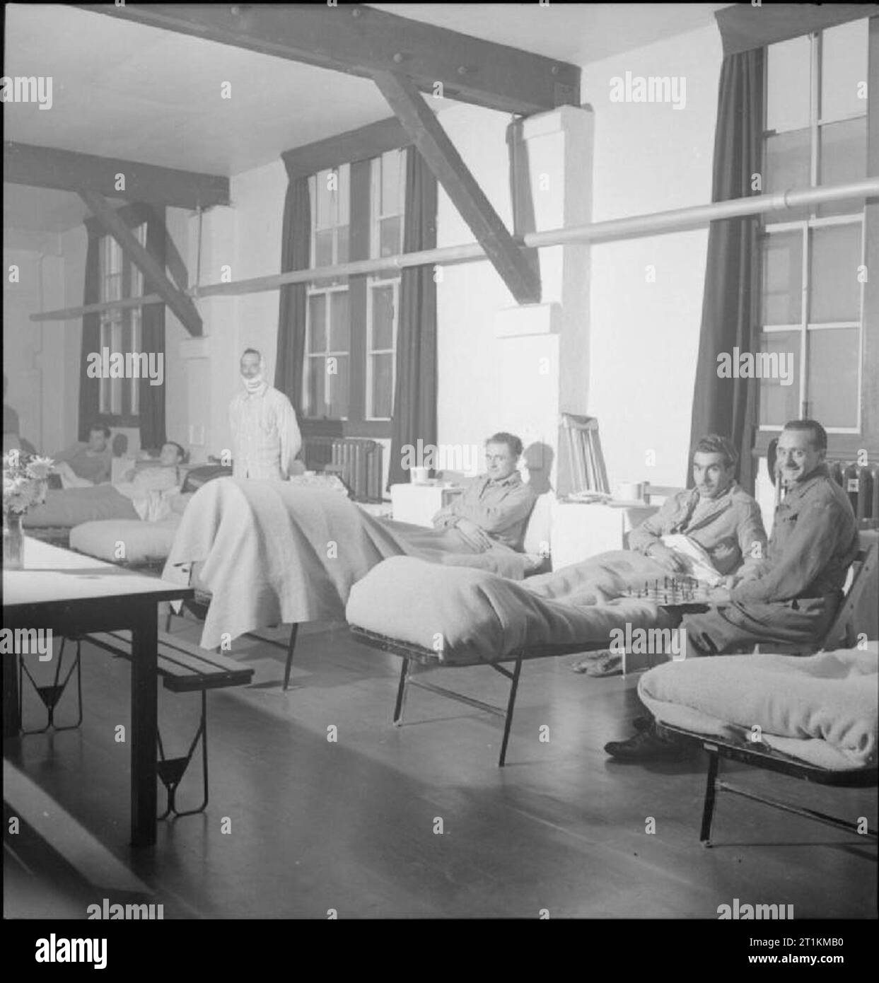 Italian Prisoners of War in Britain- Everyday Life at An Italian Pow Camp, England, UK, 1945 A general view of the infirmary at the N.144 workers camp near London, showing Italian PoWs in their hospital beds. Stock Photo