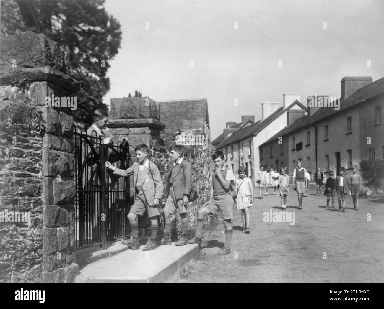 London Evacuees in Carmarthenshire, Wales, 1940 Children from Woodmansterne Road School in Streatham, London arrive for school in the village of Caio, near Llandovery in Carmarthenshire, Wales, in 1940. Stock Photo