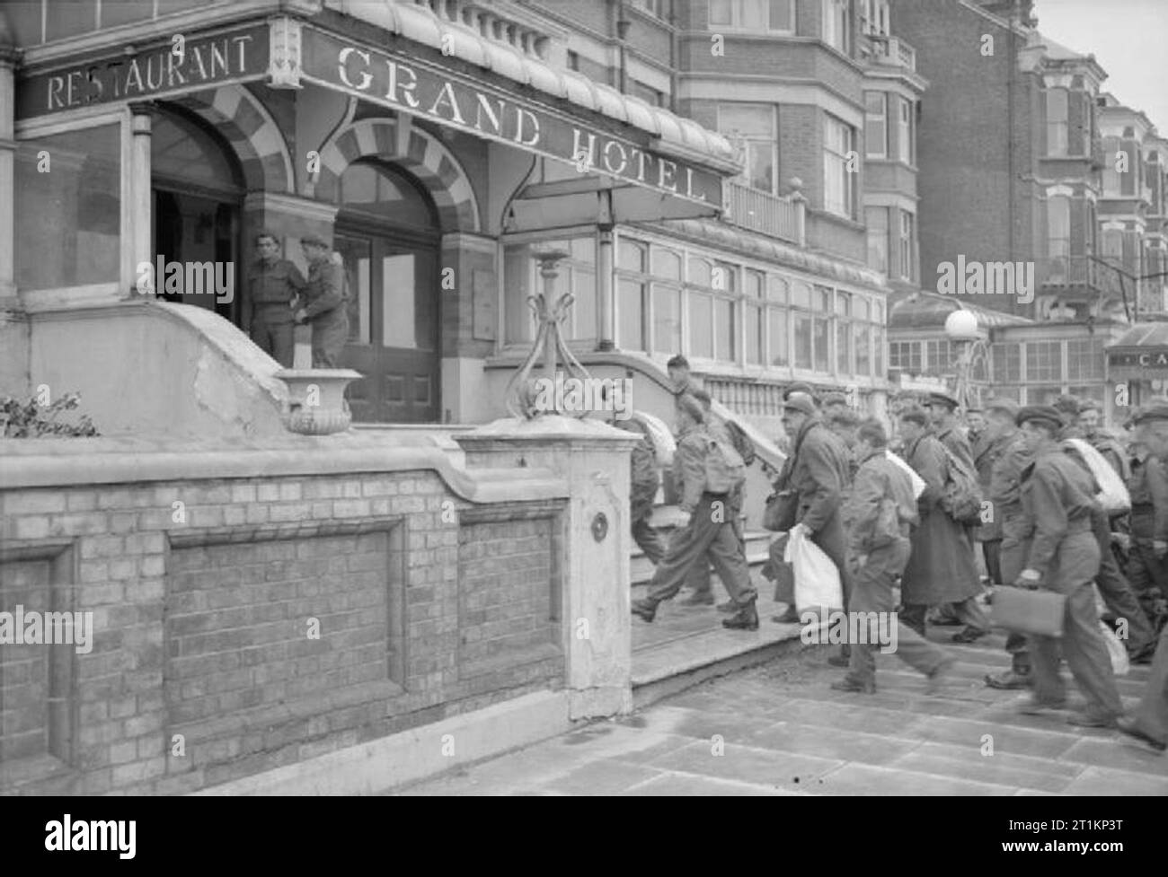 New Zealand Repatriates Arrive in England- Everyday Life For Repatriated Pows in Margate, Kent, England, UK, April 1945 A large group of New Zealand ex-Prisoners of War climb the steps to the grand entrance of the Grand Hotel, Westcliff, Margate, which is being used as a reception centre. They are all carrying kitbags or haversacks. Stock Photo