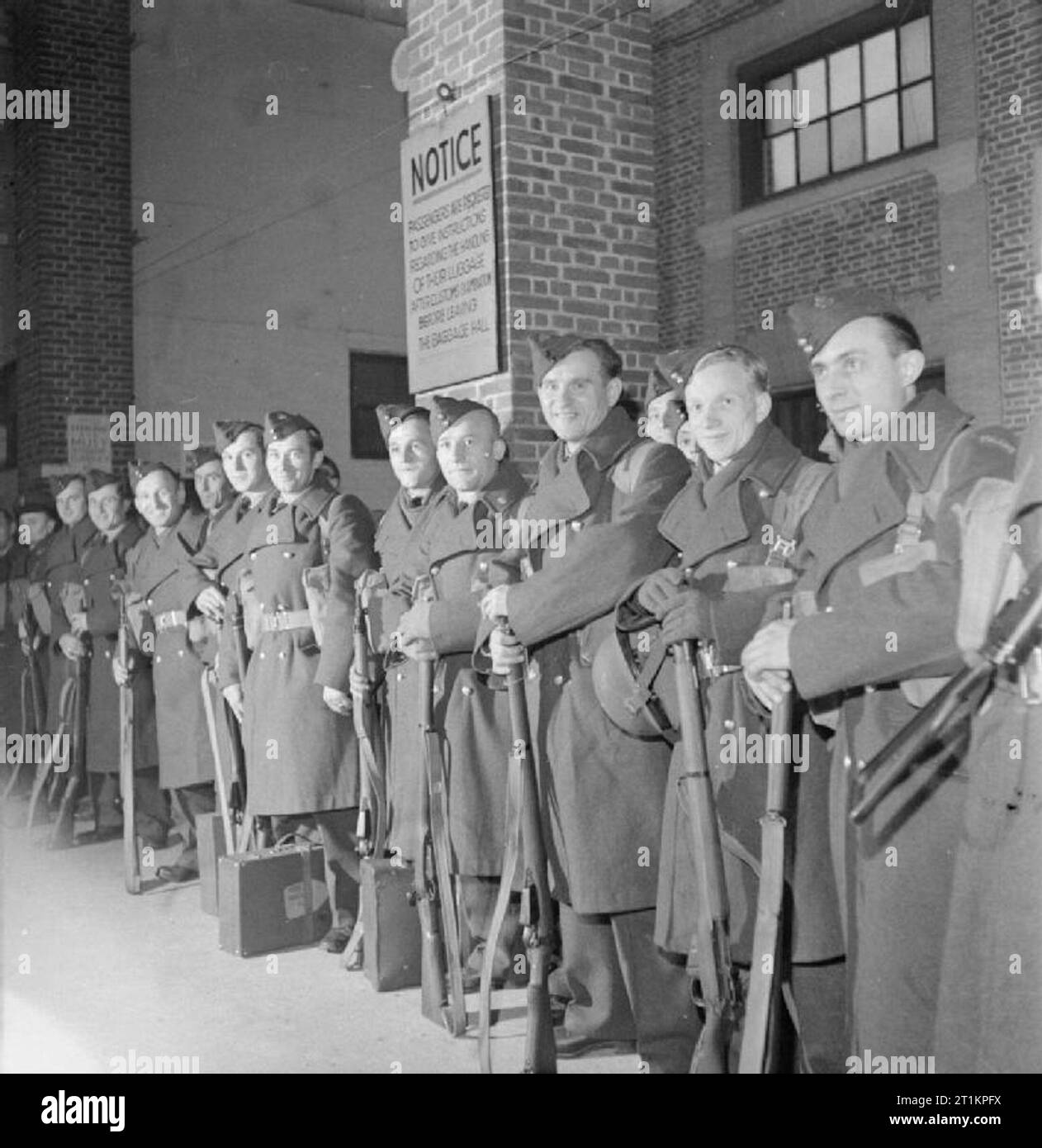 Polish Troops Repatriated From Tilbury- Transport of Troops Aboard the 'banfora', Tilbury, Essex, England, UK, 1945 Polish airmen line up with their luggage and rifles as they wait to board the SS Banfora, at Tilbury. Stock Photo
