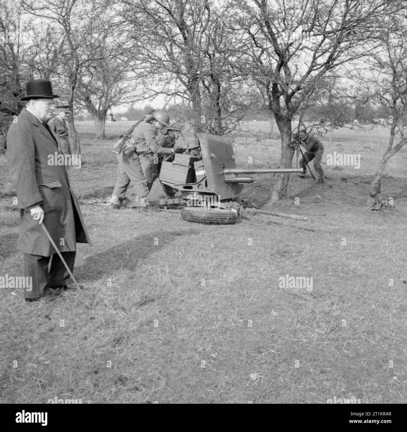 Allied Forces in the United Kingdom 1939-45 Winston Churchill watches Czech troops training with a 2-pdr anti-tank gun near Leamington Spa, 20 April 1941. Stock Photo