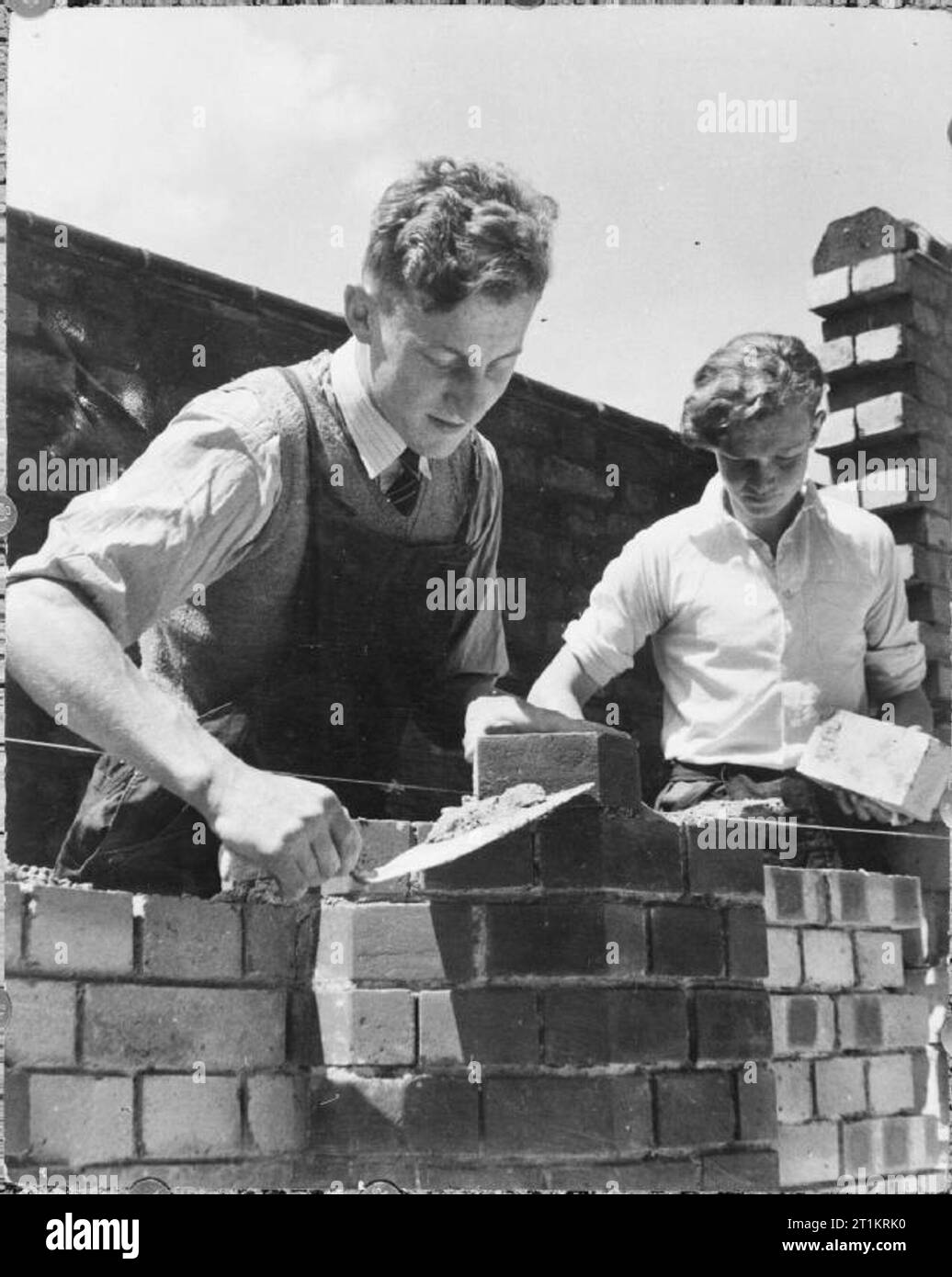 Technical School- Training at Tottenham Polytechnic, Middlesex, England, UK, 1944 Boys learn bricklaying in the sunshine at Tottenham Polytechnic. Stock Photo